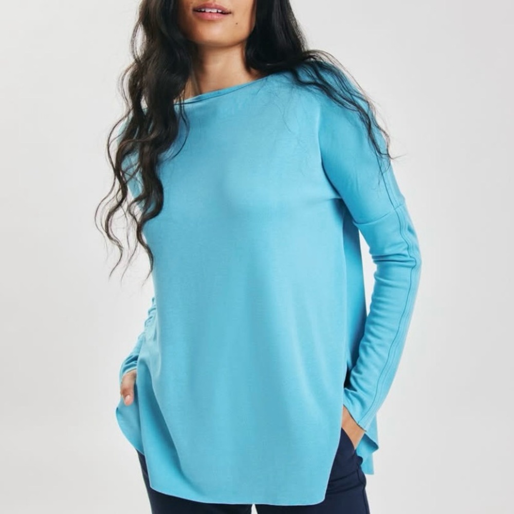 Kit + Ace Burrow boat neck long sleeve pullover shirt. 💙